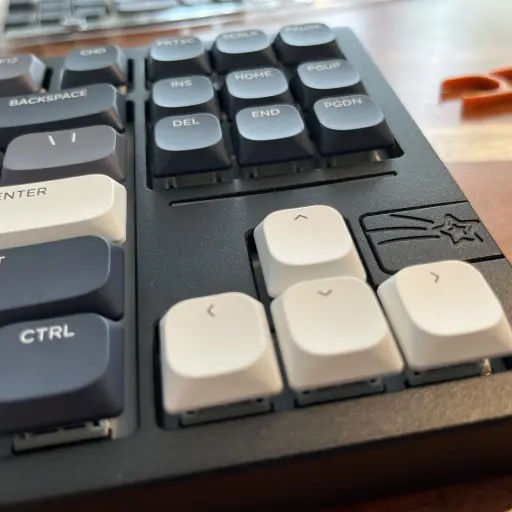 Γιατί θεωρείται φυσιολογικό να πληρώνουμε το 2025 και σύντομα το 2026 τέλος κρατικής τηλεόρασης;