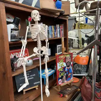 Χτίζοντας τα θεμέλια για ένα καλύτερο μέλλον εν μέσω Αρμαγεδώνα στο Computer Hardware και βομβαρδισμού των υποδομών ενέργειας